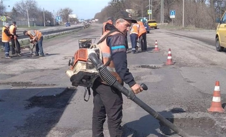 Дорожники працюють над відновленням дороги Мерефа — Лозова