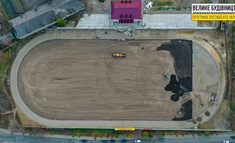 На стадіоні у Кіцмані облаштовують сертифіковані бігові доріжки