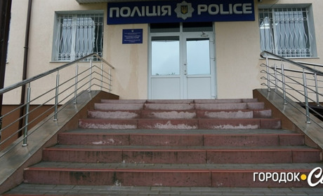 Дівчинка кинула камінь у поліцейське відділення в Городку. Тепер її батько сплатить штраф