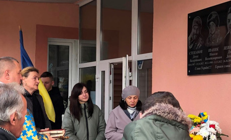 На фасаді школи в селі Орів встановили пам’ятну дошку трьом військовим: що про них відомо