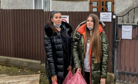 Жительки Кіцманя принесли святкові гостинці підопічним Кіцманського терцентру