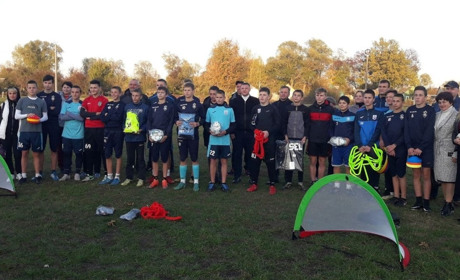 Юні білопільські футболісти – з новим спортивним інвентарем