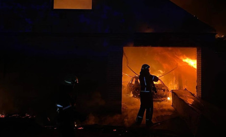 Пожежа у Семенівці знищила господарську споруду, авто та майно