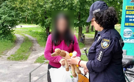 Шосткинські поліцейські передали гуманітарну допомогу родині переселенців
