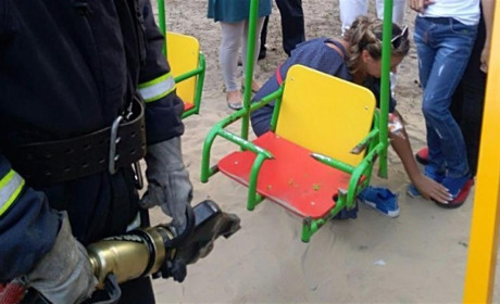 У Вараші рятувальники звільняли 10-річного хлопчика, який застряг ногою в гойдалці