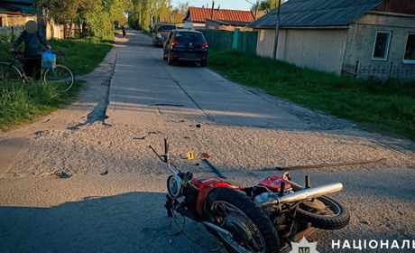 У Шостці водій мотоциклу врізався в авто