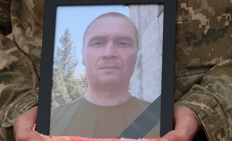 Останній шлях додому: в Южноукраїнській громаді попрощалися із захисником Сергієм Глушковим