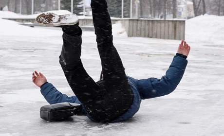 "Хода пінгвіна" і мистецтво падіння: як не травмуватися під час ожеледиці