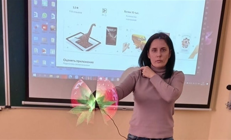 4D-книжки у херсонській обласній бібліотеці імені Лавреньова: як герої оживають під смартфоном
