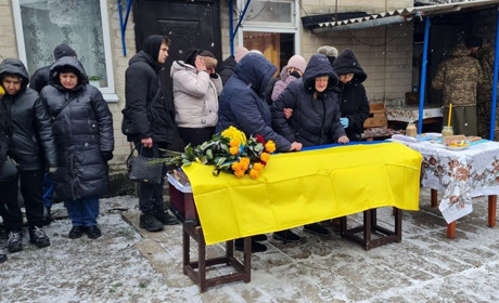 На щиті: у Катеринівці прощалися з Героєм Лукашенко Олегом (ВІДЕО)