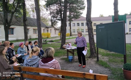У Славуті уроки української для переселенців влаштовують просто неба