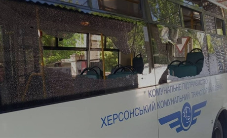 На Херсонщині через ворожі обстріли пошкоджені житлові будинки, освітній заклад, автівки
