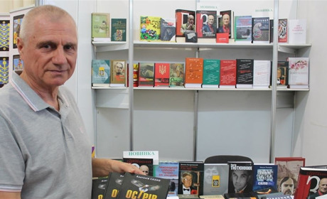 Конотопців запрошують відвідати творчий вечір письменника і співака Анатолія Сахна