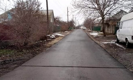Мешканець Золотоноші випиляв канаву на дорозі з новим асфальтним покриттям:  як пояснив свій вчинок