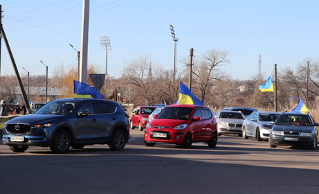 Жіночий автопробіг у Звягелі на підтримку військовополонених та безвісти зниклих захисників