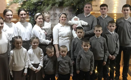 Сім'ю із Добрячина, у якій зростають 16 дітей, відвідали посадовці Червоноградської міської ради