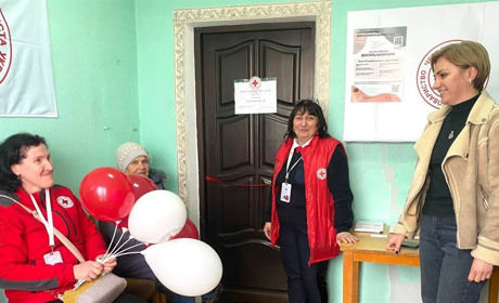 Банк одягу від Южноукраїнського центру Товариства Червоного Хреста відкрито в Арбузинці. Фото