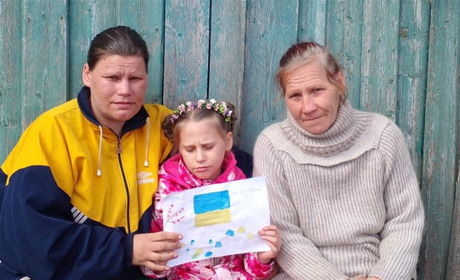 “Мамо, я боюся, пішли до хати”, - просить дев’ятирічна Даша, коли чує гуркіт військової техніки