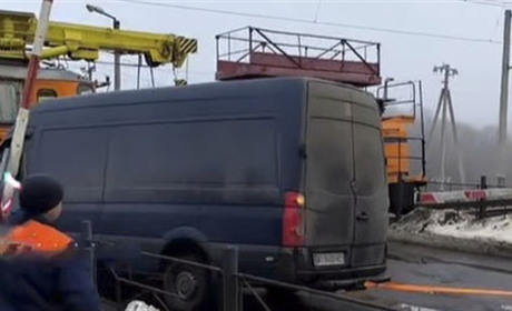 На переїзді у Васютинцях сталася ДТП: бус зіткнувся з дрезиною