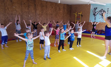 У Сватовому відбулося перше заняття групи дитячого фітнесу: за якими правилами займаються діти