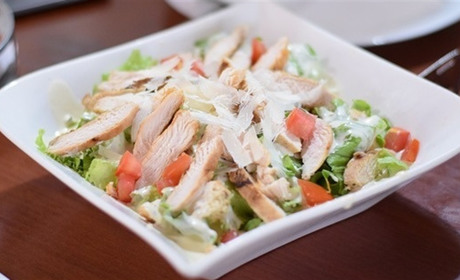 Дивуємо гостей та рідних: підбірка смачних та легких салатів з крабових паличок