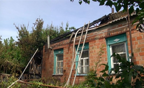 У Сватовому на Набережній горів житловий будинок: загинув 90-річний власник оселі