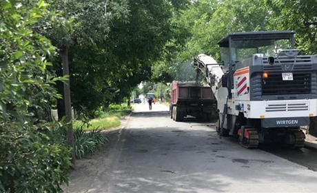 У Волновасі ремонтують асфальтне покриття на вулиці Народній: фотофакт