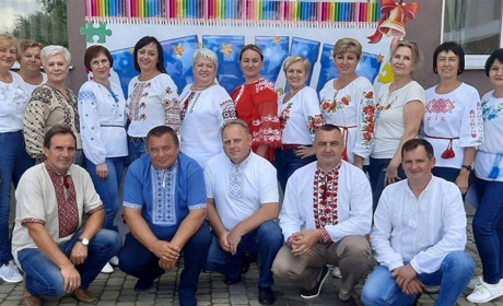 Великий колектив освітян Вараської тергромади, як один організм – працює, живе, воює, волонтерить