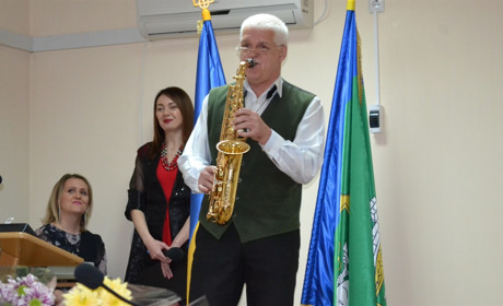 Грамоти, подяки, квіти й теплі слова: в Южноукраїнську чествували службовців. Фоторепортаж