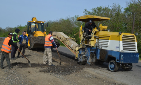 Між Біляївкою і Широкою Балкою продовжують латати дорогу