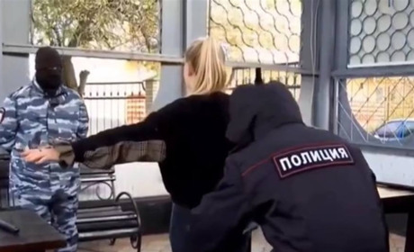 В окупованому Бердянську патрулі рашистів перевіряють телефони підлітків
