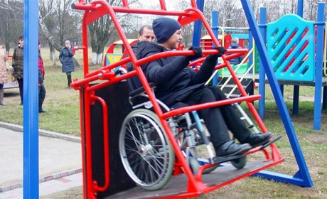 Жмеринчани прагнуть облаштувати у місті інклюзивні гойдалки: треба зібрати 200 голосів