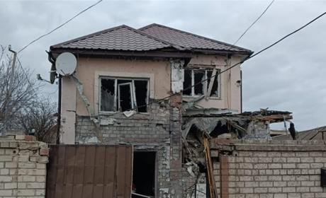 На Херсонщині армія рф атакувала житлові будинки, Пункт Незламності та приватні автівки