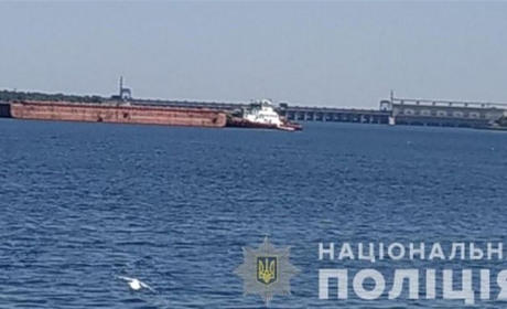 Баржа наїхала на човен