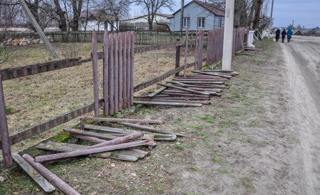 Поламаний паркан і дитячий майданчик: як розважаються вандали