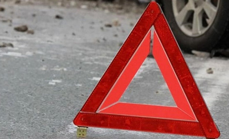 У Смілі сталася аварія: автівка в’їхала в електроопору