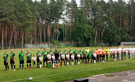 Кременецькі ветерани футболу зіграли із легендами львівських “Карпат” у Смизі матч у підтримку ЗСУ