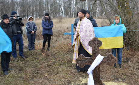 На Сватівщині встановили пам’ятник на могилі закатованого під час колективізації земляка