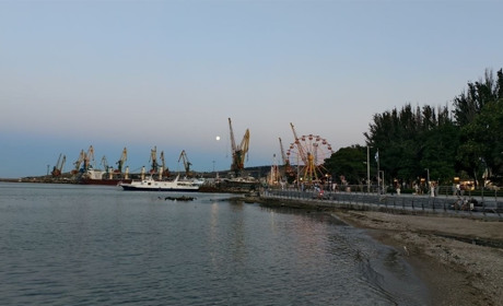У Криму після нічної атаки виникли перебої зі світлом: повідомляють про пожежу у Феодосії