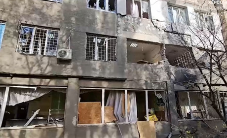 Окупанти вдарили з артилерії по дитячій лікарні в Херсоні: постраждали 9 осіб, з них 4 дітей