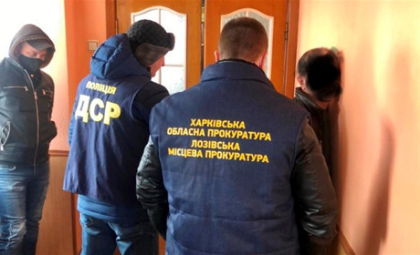 Вимагали хабарі: у Лозовій колишнього радника голови РДА та керівника ГО звинувачують у шахрайстві