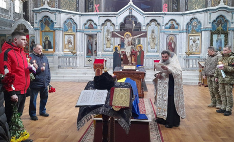 Як Глухів прощається із загиблим 24 лютого прикордонником Віталієм Чалим
