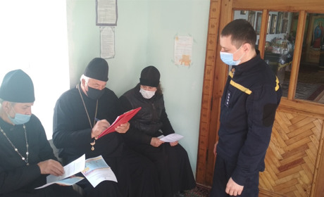 Напередодні Великодня рятувальники Сірогозщини нагадали священослужителям правила пожежної безпеки