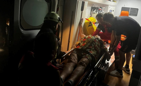 У Звягелі жінка впала в оглядову яму гаража та травмувалася — її діставали рятувальники