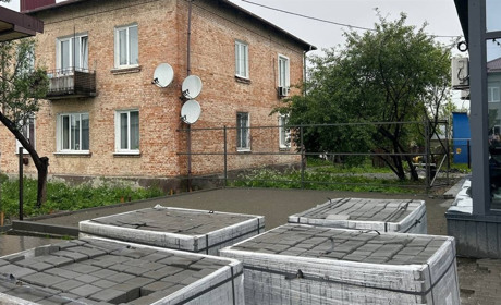 У Городку підприємець впорядковує територію біля магазину: чому сусіди висловлюють занепокоєння