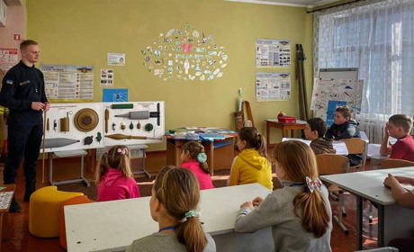 На Глухівщині рятувальники пояснили дітям правила безпеки