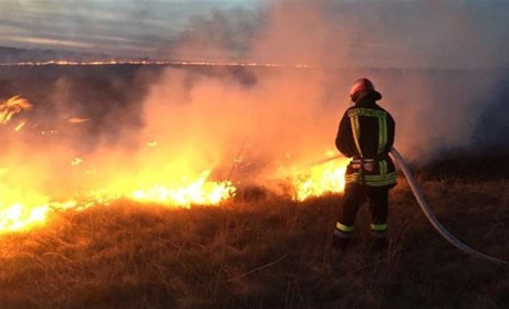 На Чернігівщині під час пожежі сухої трави одна людина загинула, ще одну - травмовано