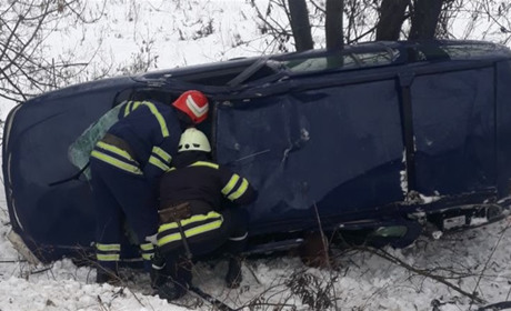 Рятувальники дістали водія з понівеченого автомобіля поблизу Старокостянтинова