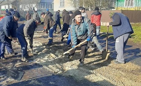 У селі Збора мешканці 2021-й рік розпочали з ремонту дороги