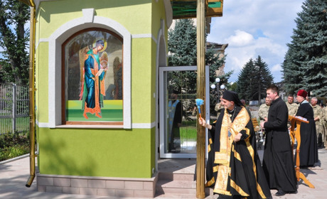 У Чорткові освятили відреставровану капличку, яка дивом вціліла після ракетного удару